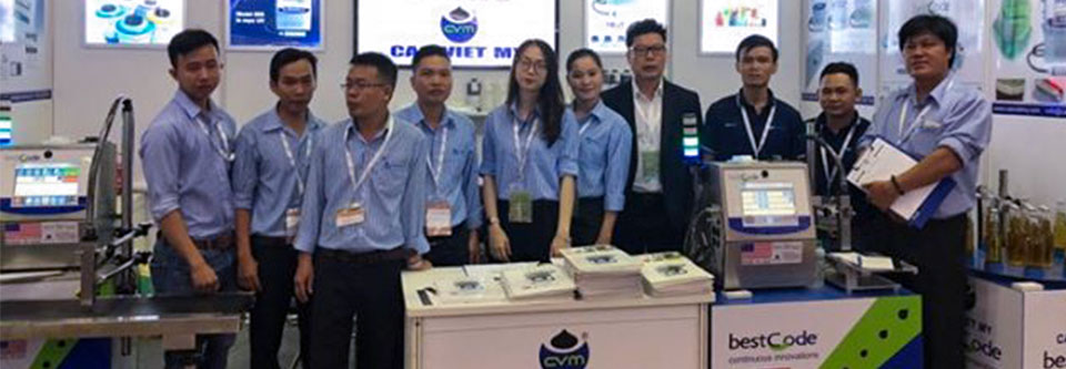 BestCode-Cao-Viet-My-specialists-showcasing-industrial-inkjet-coding-solutions-at-ProPak-Vietnam